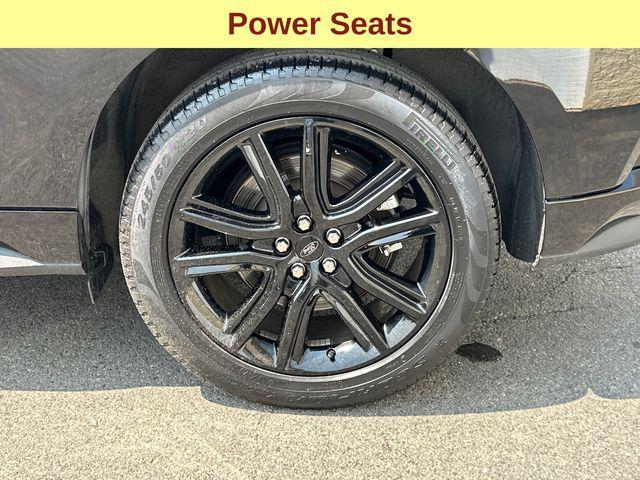 Photo of 2022 Agate Black Metallic Ford Edge