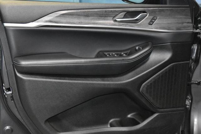 Photo of 2024 Baltic Gray Metallic Clearcoat Jeep Grand Cherokee L