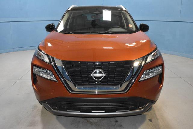 Photo of 2023 Sunset Drift Chromaflair/Super Black Nissan Rogue