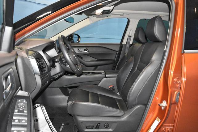 Photo of 2023 Sunset Drift Chromaflair/Super Black Nissan Rogue