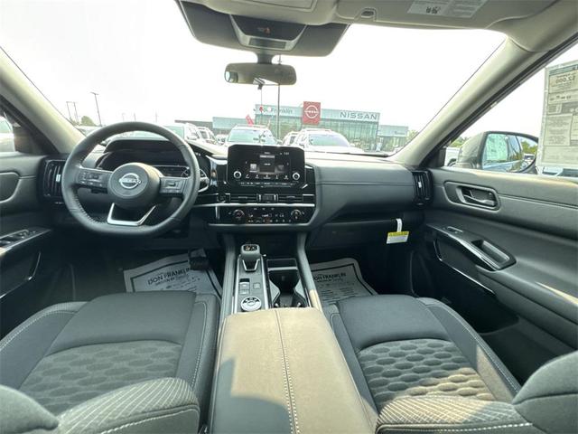 Photo of 2025 Gun Metallic Nissan Pathfinder