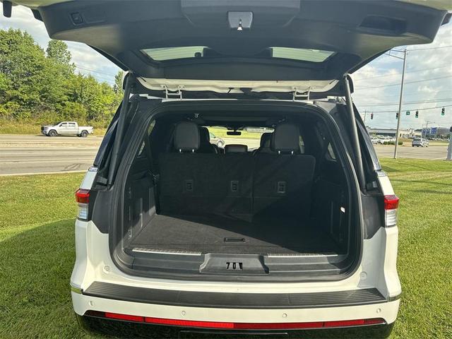 Photo of 2023 White Lincoln Navigator