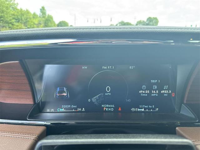 Photo of 2023 White Lincoln Navigator