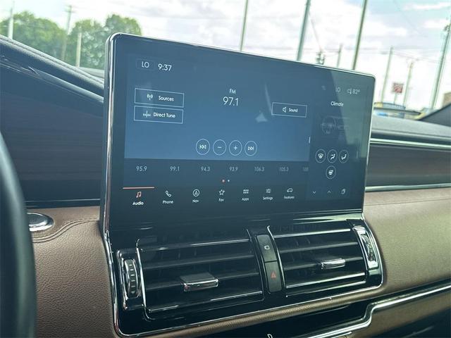 Photo of 2023 White Lincoln Navigator