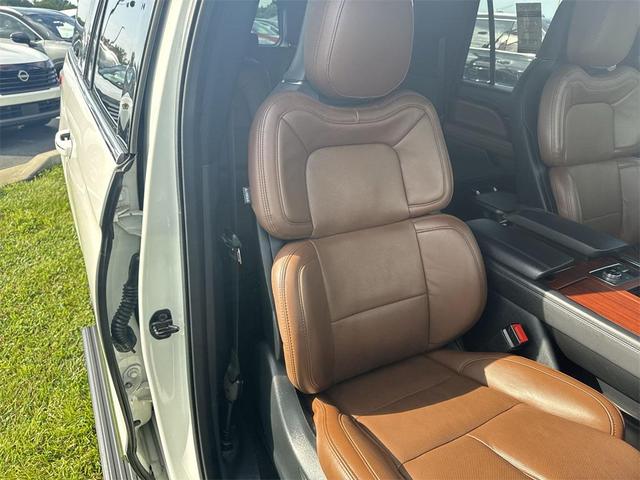 Photo of 2023 White Lincoln Navigator