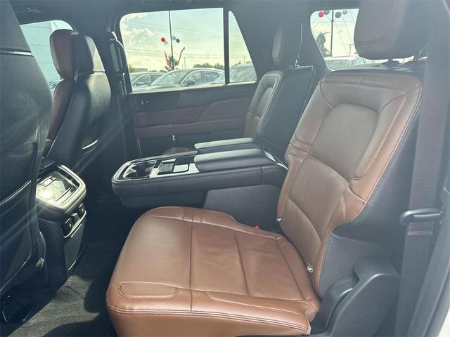 Photo of 2023 White Lincoln Navigator