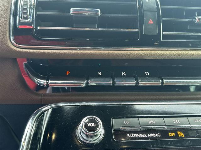 Photo of 2023 White Lincoln Navigator
