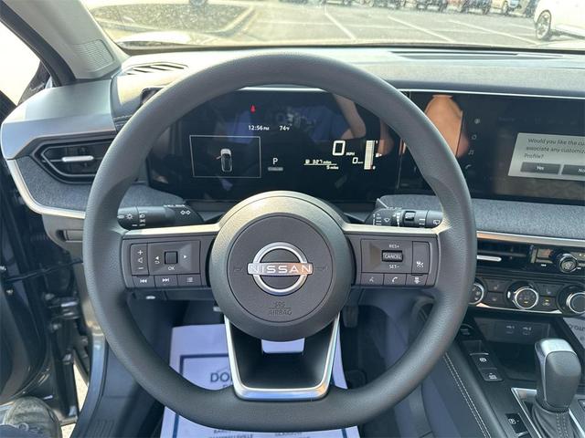 Photo of 2025 Gun Metallic Nissan Kicks