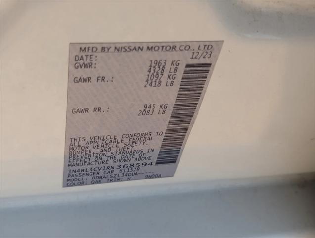 Photo of 2024 Glacier White Nissan Altima