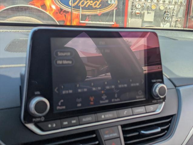 Photo of 2024 Glacier White Nissan Altima