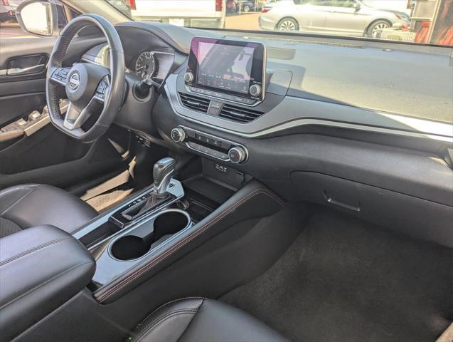 Photo of 2024 Glacier White Nissan Altima