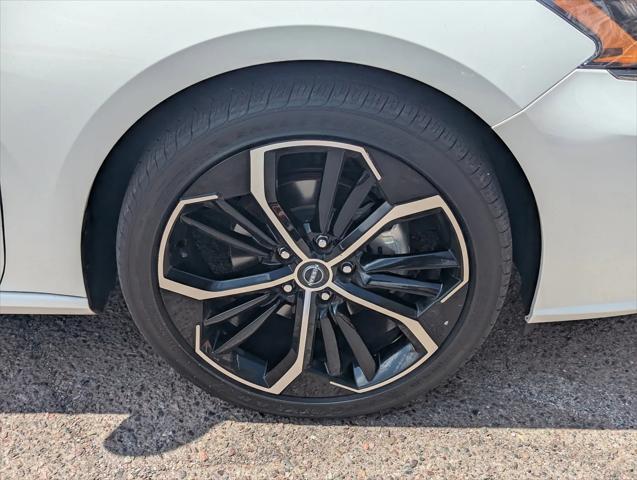 Photo of 2024 Glacier White Nissan Altima
