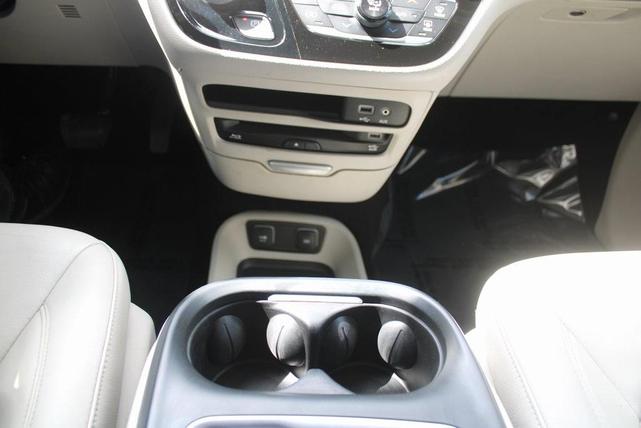 Photo of 2017 Molten Silver Chrysler Pacifica