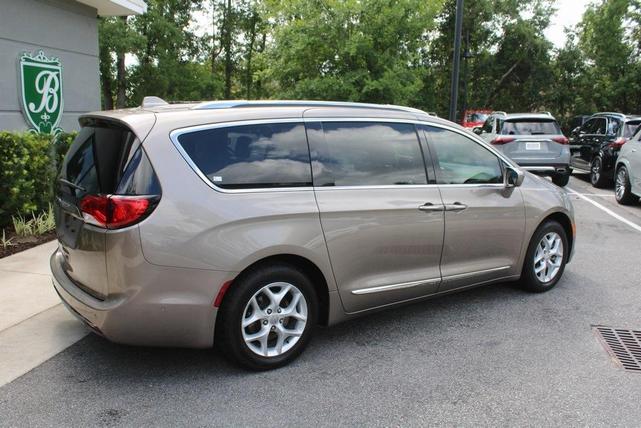 Photo of 2017 Molten Silver Chrysler Pacifica