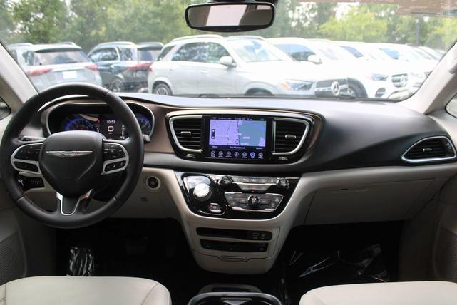 Photo of 2017 Molten Silver Chrysler Pacifica