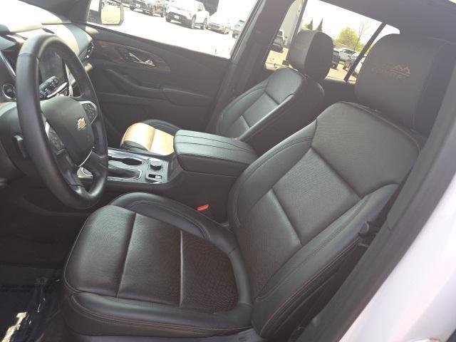 Photo of 2023 Iridescent Pearl Tricoat Chevrolet Traverse