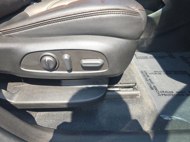 Photo of 2023 Iridescent Pearl Tricoat Chevrolet Traverse