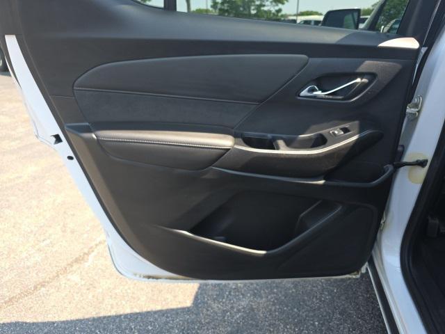 Photo of 2023 Iridescent Pearl Tricoat Chevrolet Traverse