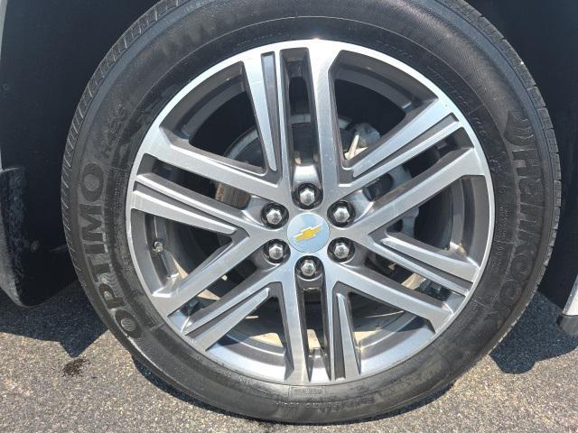 Photo of 2023 Iridescent Pearl Tricoat Chevrolet Traverse