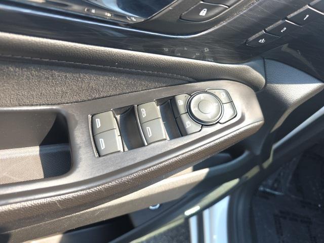 Photo of 2023 Iridescent Pearl Tricoat Chevrolet Traverse