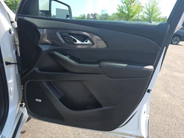 Photo of 2023 Iridescent Pearl Tricoat Chevrolet Traverse