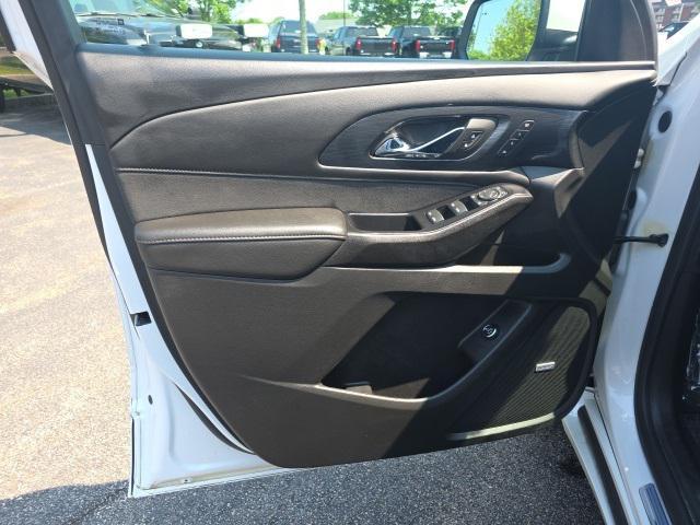 Photo of 2023 Iridescent Pearl Tricoat Chevrolet Traverse