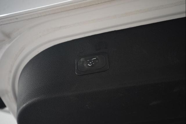 Photo of 2014 White Platinum Ford Escape