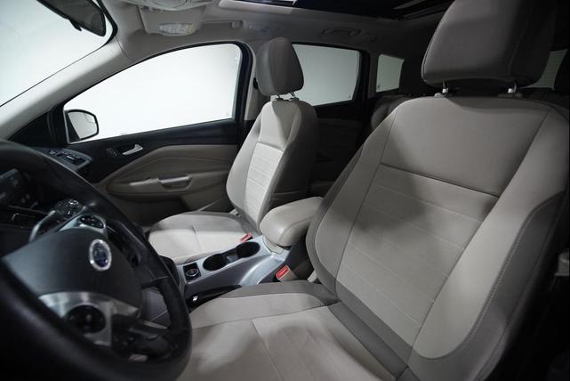 Photo of 2014 White Platinum Ford Escape