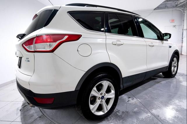 Photo of 2014 White Platinum Ford Escape