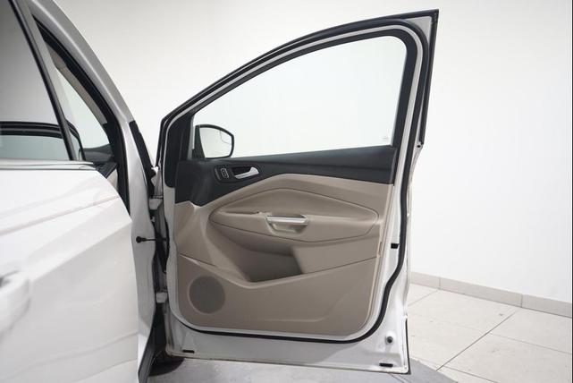 Photo of 2014 White Platinum Ford Escape