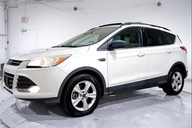 Photo of 2014 White Platinum Ford Escape