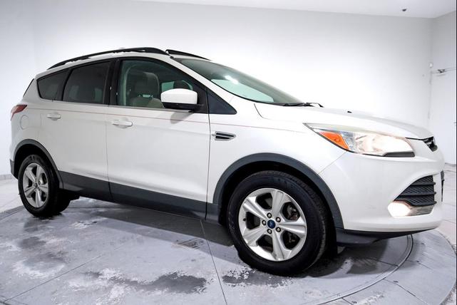 Photo of 2014 White Platinum Ford Escape