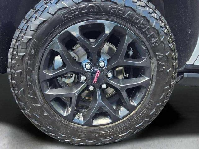 Photo of 2023 White Frost Tri-Coat GMC Yukon