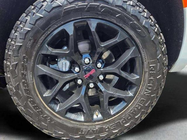 Photo of 2023 White Frost Tri-Coat GMC Yukon