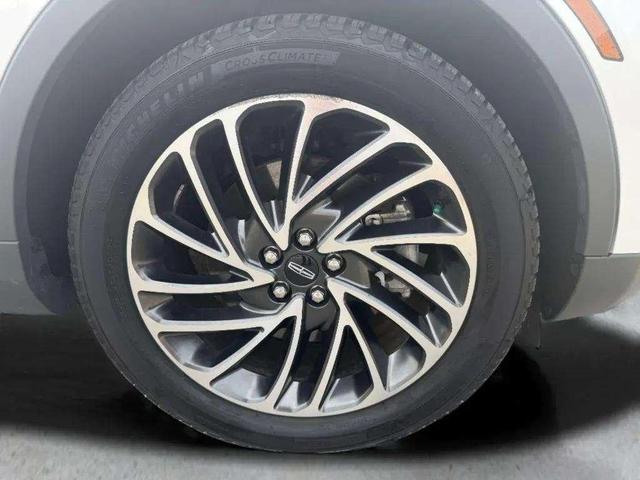 Photo of 2019 White Platinum Tri-Coat Metallic Lincoln Nautilus