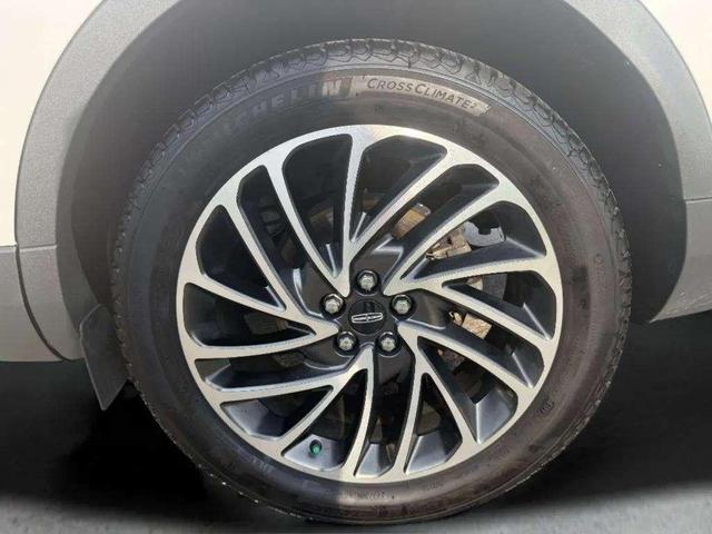 Photo of 2019 White Platinum Tri-Coat Metallic Lincoln Nautilus