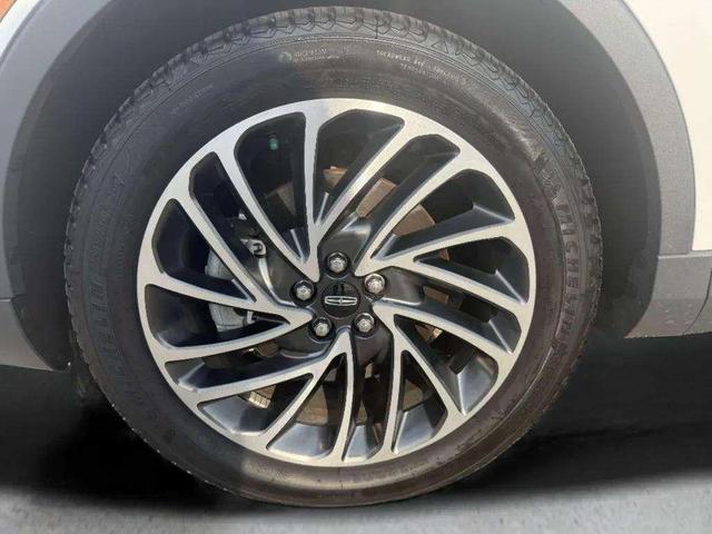 Photo of 2019 White Platinum Tri-Coat Metallic Lincoln Nautilus