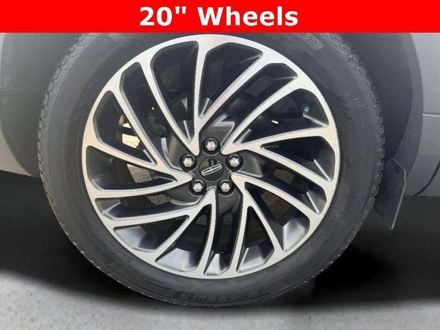 Photo of 2019 White Platinum Tri-Coat Metallic Lincoln Nautilus