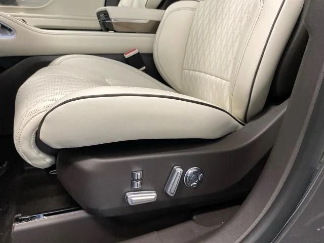 Photo of 2024 Chroma Caviar Dark Gray Metallic Clearcoat Lincoln Nautilus
