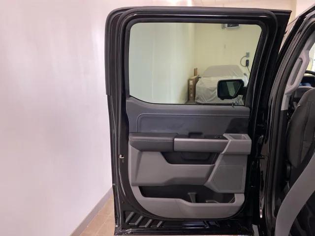 Photo of 2025 Agate Black Metallic Ford F-150 Lightning