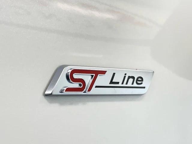 Photo of 2025 Star White Metallic Tri-Coat Ford Escape