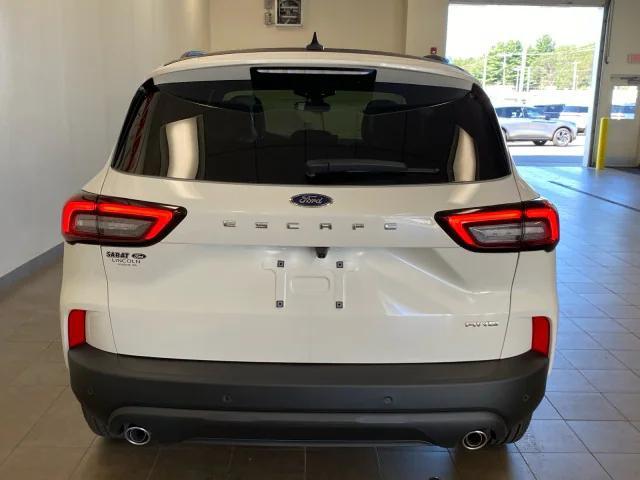 Photo of 2025 Star White Metallic Tri-Coat Ford Escape