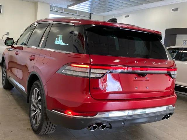 Photo of 2025 RED CARPET MET TC Lincoln Aviator