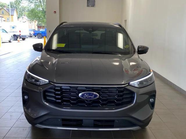 Photo of 2025 Carbonized Gray Metallic Ford Escape