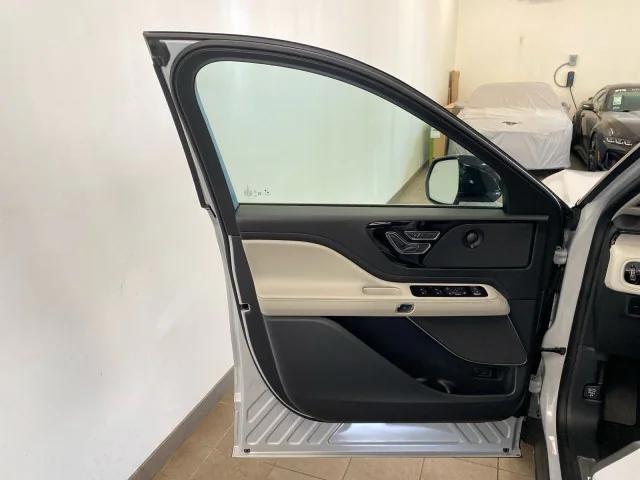 Photo of 2025 CRYSTAL WHITE MET CC Lincoln Aviator
