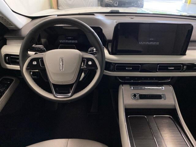 Photo of 2025 CRYSTAL WHITE MET CC Lincoln Aviator