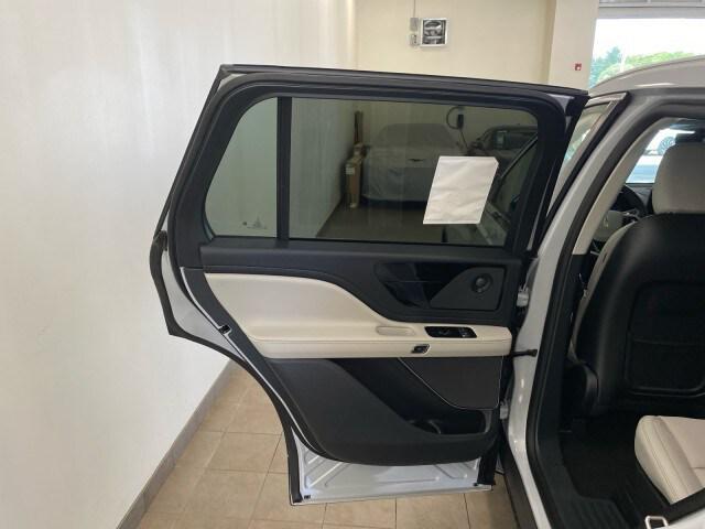Photo of 2025 CRYSTAL WHITE MET CC Lincoln Aviator