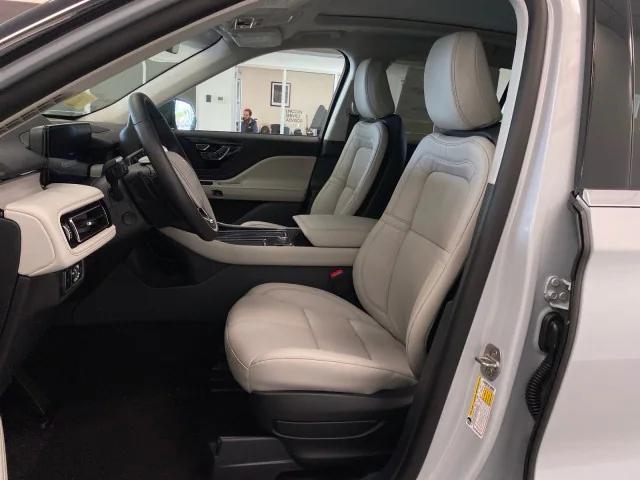 Photo of 2025 CRYSTAL WHITE MET CC Lincoln Aviator