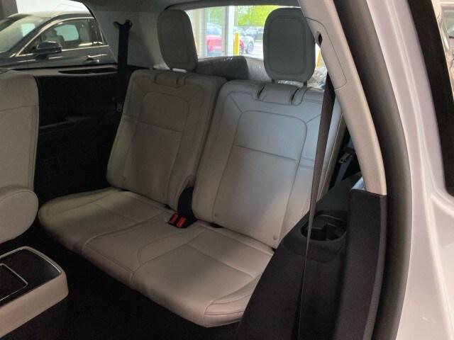 Photo of 2025 CRYSTAL WHITE MET CC Lincoln Aviator