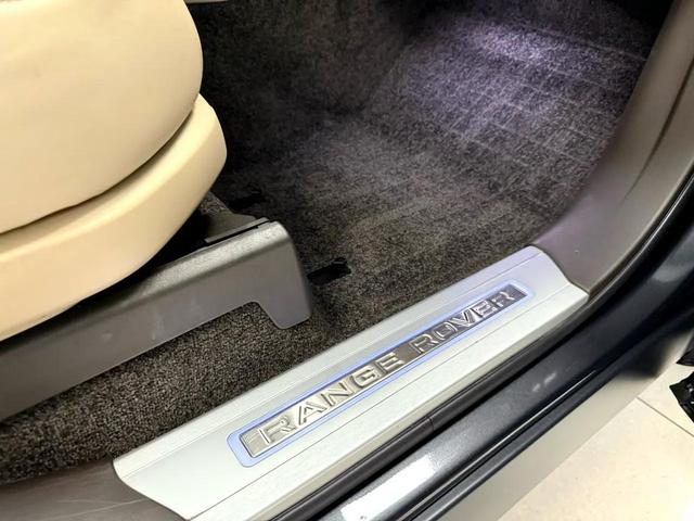Photo of 2020 Black Land Rover Range Rover